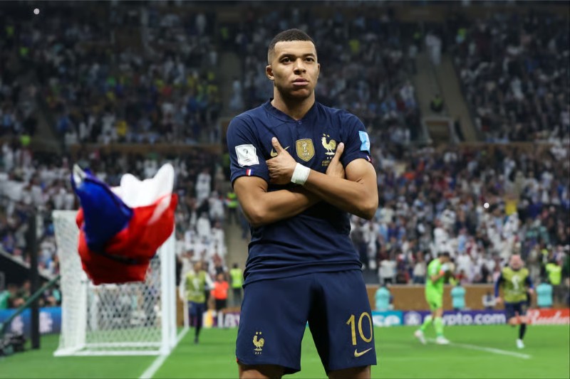 Kylian Mbappe lập hat-trick vào lưới Argentina